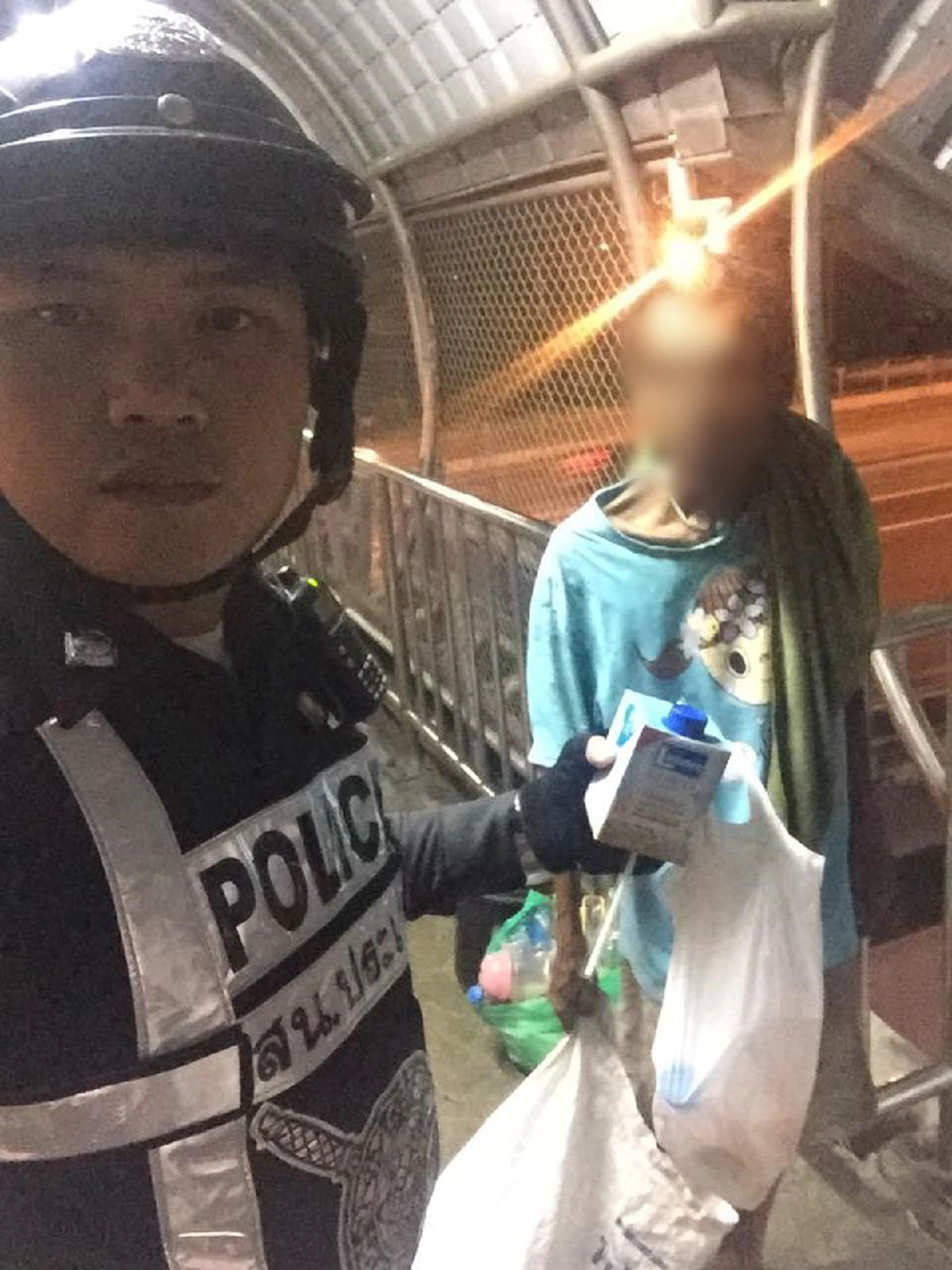 จะไปไหนมาเอาของก่อน!!ซึ้งใจตำรวจหนุ่มเห็นชายไร้บ้านเดินมาเนื้อตัวเลอะเทอะตัดสินใจถอยหลังเข้าร้านค้าก่อนยื่นน้ำใจให้ ซ็อตนี้ปรบมือทั้งโซเชียล