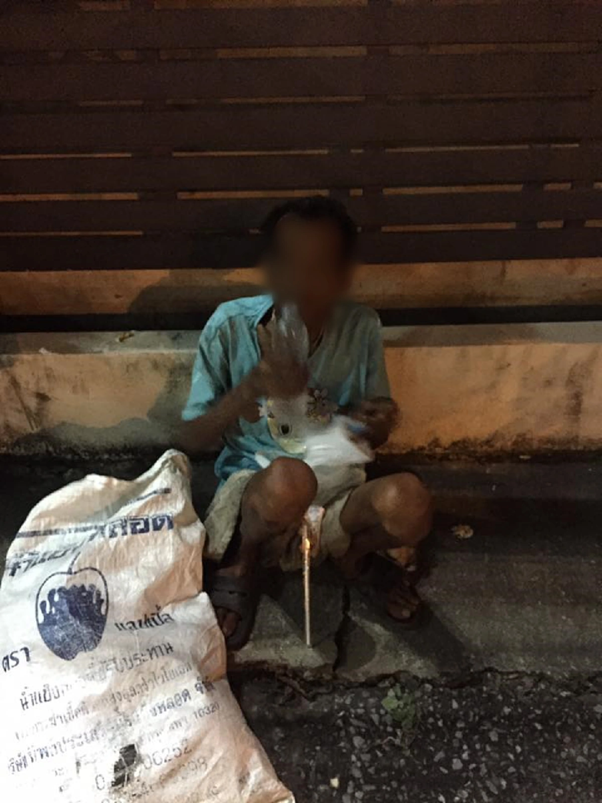 จะไปไหนมาเอาของก่อน!!ซึ้งใจตำรวจหนุ่มเห็นชายไร้บ้านเดินมาเนื้อตัวเลอะเทอะตัดสินใจถอยหลังเข้าร้านค้าก่อนยื่นน้ำใจให้ ซ็อตนี้ปรบมือทั้งโซเชียล