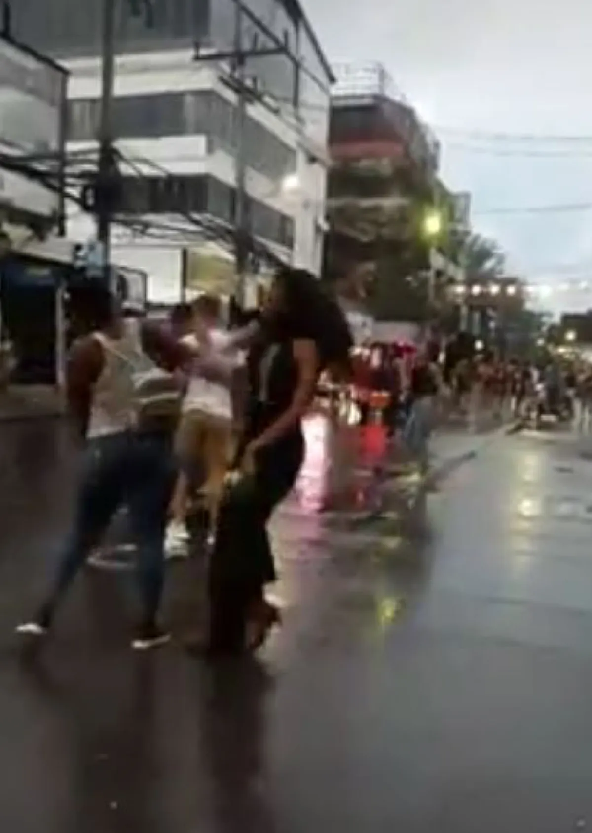 สันดานป่าเถื่อน!! แก๊งกะเทยกร่าง รุมยำ "นทท.ต่างชาติ" ใส่เต็มตีนไม่ไว้หน้า เละหมดสภาพ โซเชียลระอุ มึงทำให้ประเทศเสียชื่อ (คลิป)