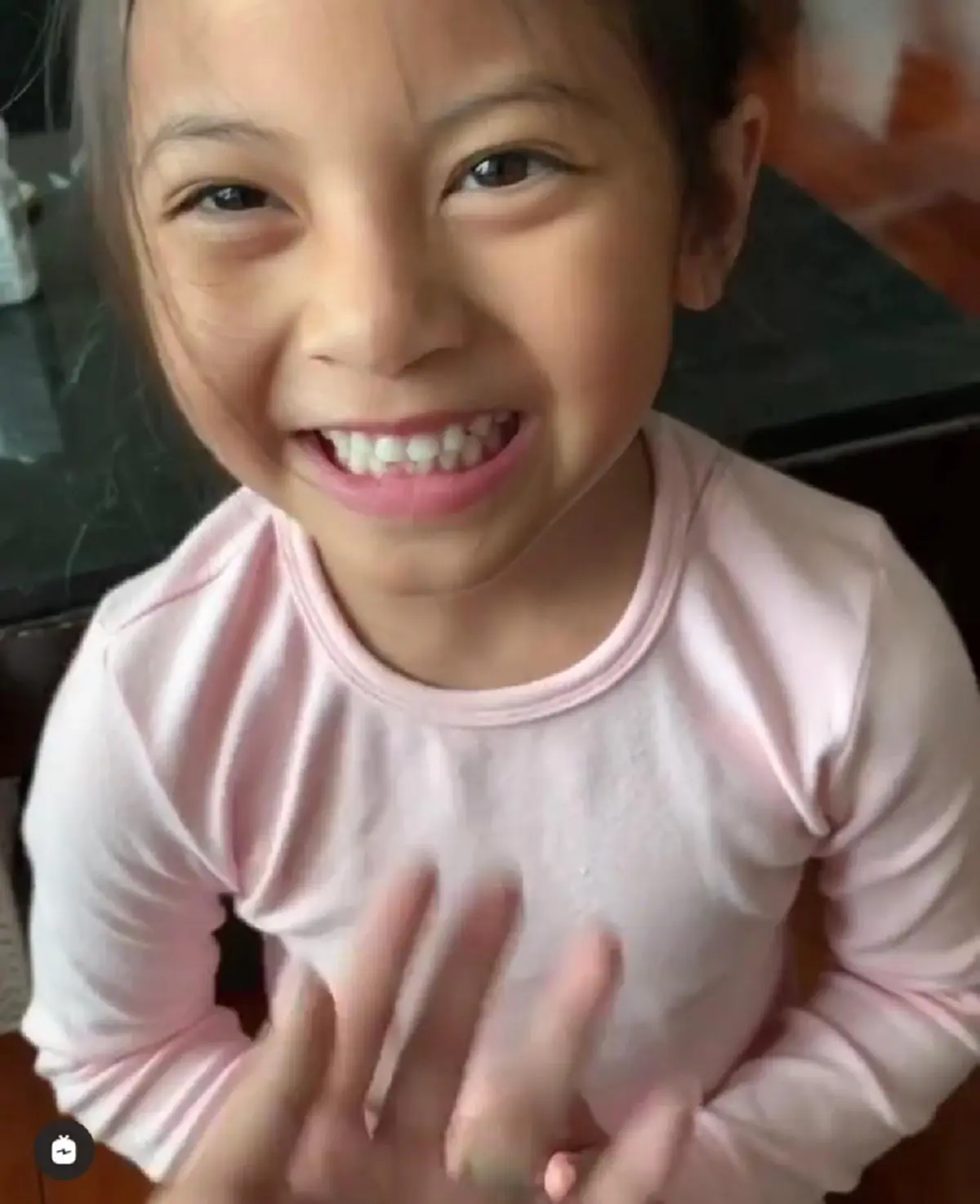 นานา กลั้นน้ำตาไว้ไม่อยู่ น้องบีน่า บรู๊คลิน นำพวงมาลัยที่ร้อยเองมากราบเท้าแม่(คลิป)
