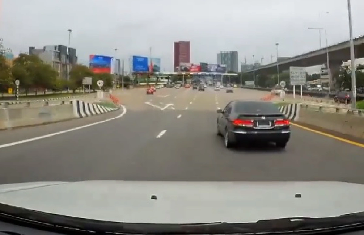 วิถีคนกร่าง เก๋งดำเจอบีบเเตรเตือนซิ่งขับปาดหน้าคู่กรณี ปรี่ท้าต่อย ขู่ใหญ่ขู่โตรถตัวเองไม่ติดป้ายทะเบียน  (คลิป)