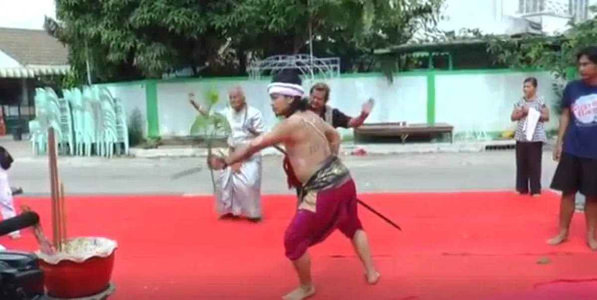 ไปกันใหญ่โต!! โผล่อีก ร่างทรง "พระพิราพ" บรมครูชั้นสูงแห่งนาฏศิลป์ โชว์ร่ายรำพิสดาร ดูไม่เป็นท่า ชาวเน็ตจวกเละ นรกกินกบาลมึงแน่ (คลิป)