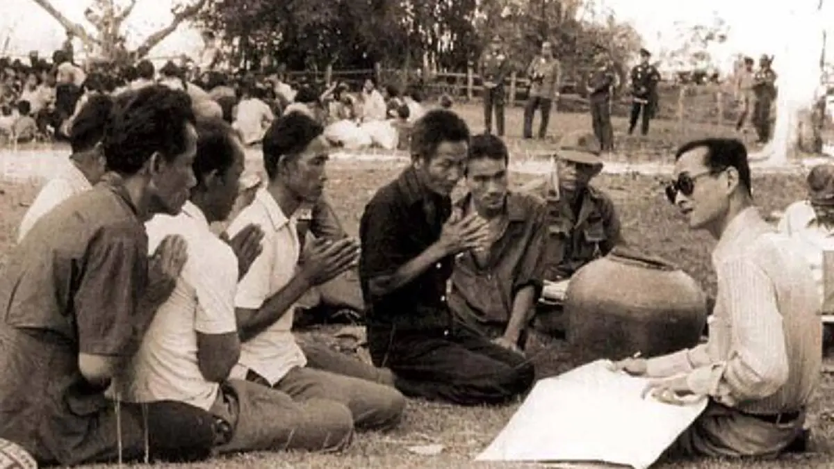 แชร์เก็บไว้ในความทรงจำ ภาพพระบรมฉายาลักษณ์ของ "ในหลวงรัชกาลที่๙" ที่หาดูได้ยาก (ภาพชุด)