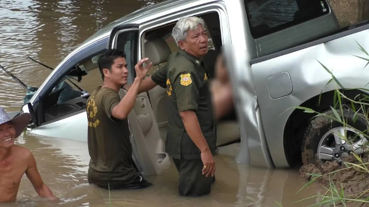 ดิ่งมรณะ!! ชายขับกระบะฝ่าสายฝนไปทำงาน พลาดชนราวสะพาน ก่อนพุ่งตกคลองชลประทาน ดับคาที่