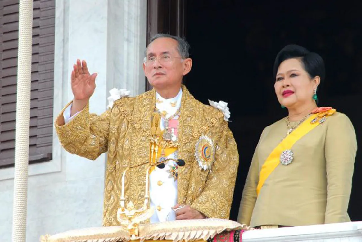 ย้อนรำลึก"พระราชพิธีฉลองสิริราชสมบัติครบ ๖๐ ปี "วันที่พสกนิกรเปล่งเสียง "ทรงพระเจริญ" ทั่วทั้งแผ่นดิน กึกก้องที่สุดในประวัติศาตร์(ชมคลิป) !!