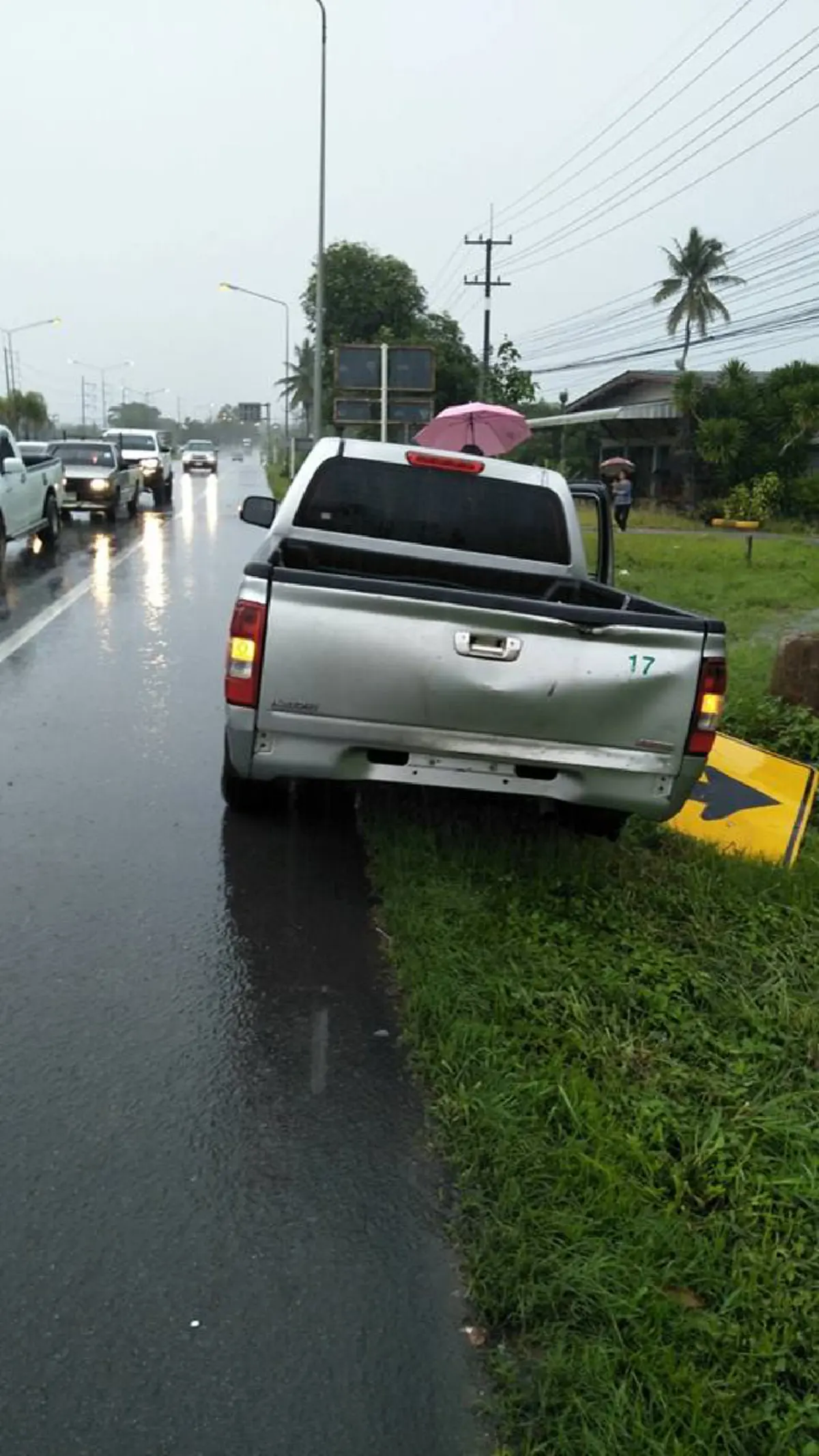 อันตรายมาก!! ฝนตก..ถนนลื่น ขับรถต้องระมัดระวังเป็นพิเศษ.."กระบะ"เหยียบมิดเจอเเยกไฟเเดง เบรคกะทันหัน!!หมุนเคว้ง?? ยังถือว่าโชคดี!!(คลิป)