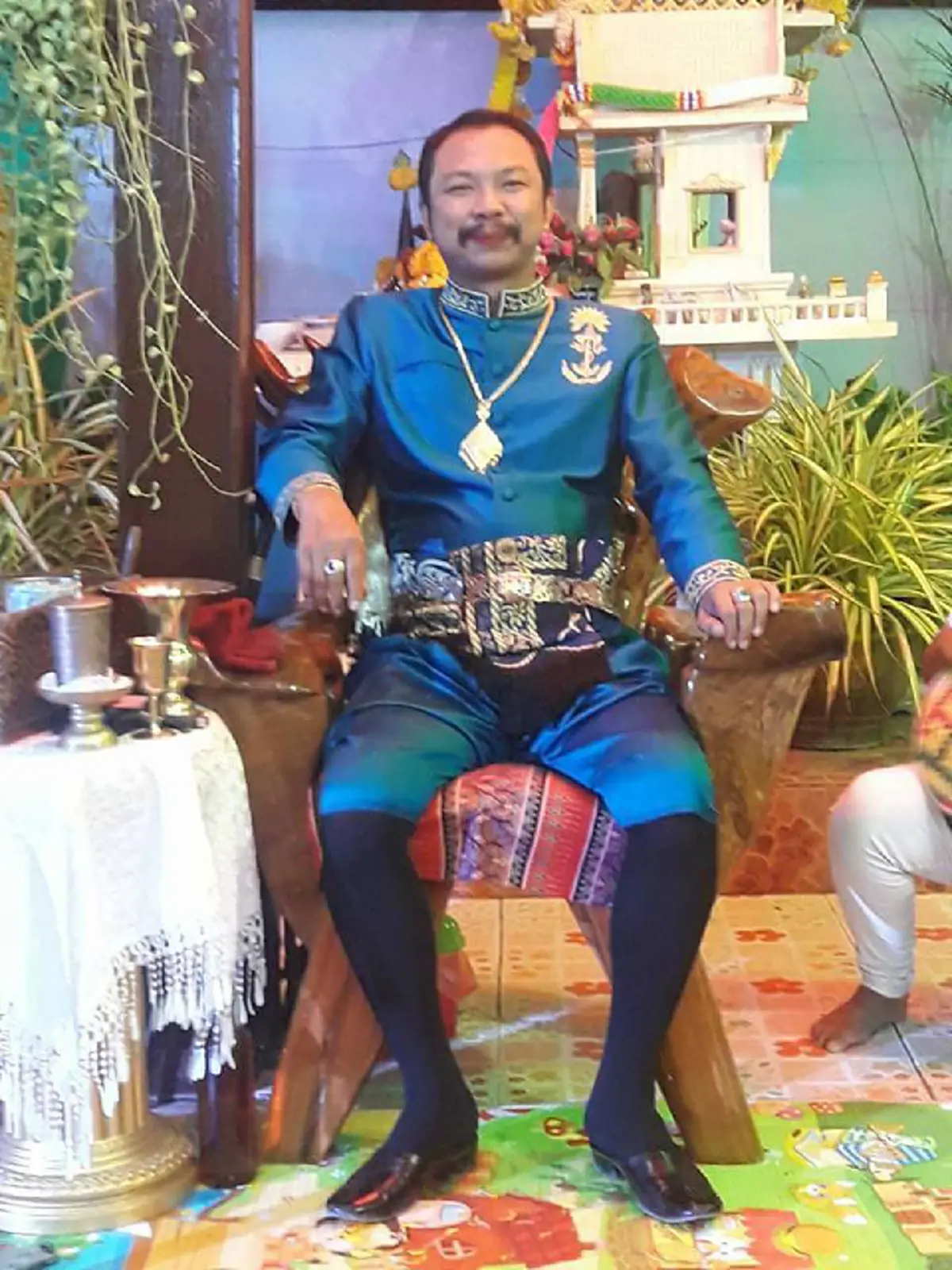 ตำรวจทำไรหน่อยไหม? ชาวเน็ตจวกสนั่น! หนุ่มอ้างตัว เป็นร่างทรง "พระปิยะมหาราช" ซ้ำร้ายเป็นอ้างเป็นองค์อื่นได้อีก ลามปามสุดๆ (ชมภาพ)