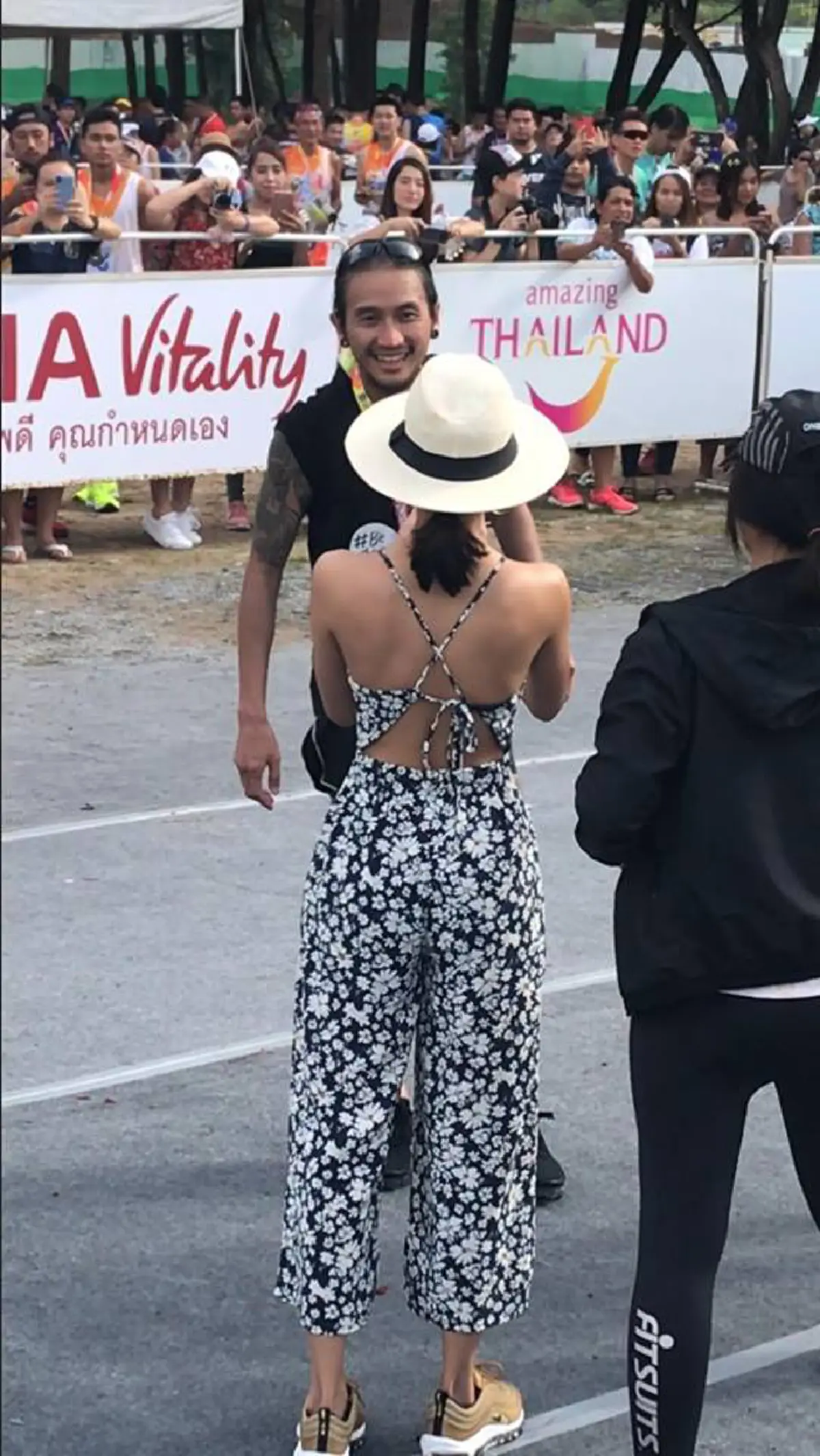 วินาทีสุดกลั้นน้ำตา!!! "ก้อย รัชวิน" เข้าสวมกอด "ตูน" หลังวิ่งเข้าเส้นชัย ทำเอาแฟนคลับกรี๊ดลั่นกันทั้งงาน! (ชมคลิป)