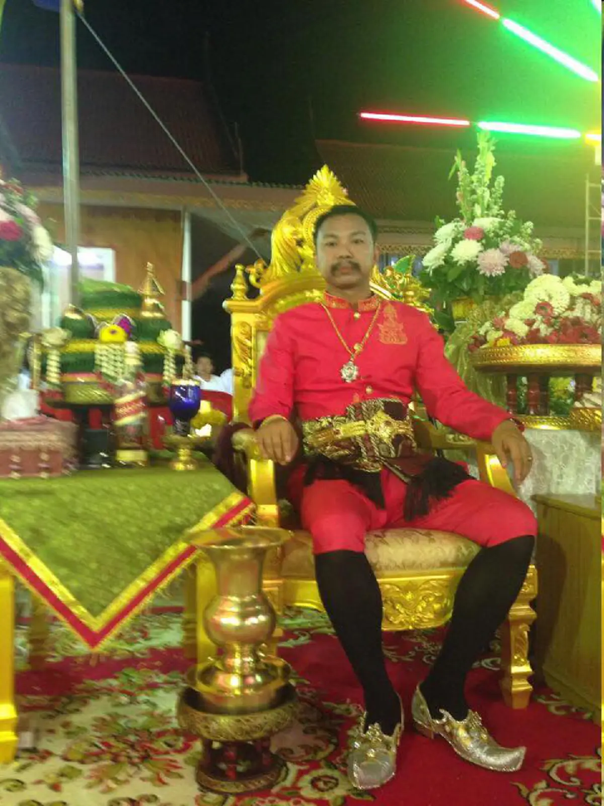 ตำรวจทำไรหน่อยไหม? ชาวเน็ตจวกสนั่น! หนุ่มอ้างตัว เป็นร่างทรง "พระปิยะมหาราช" ซ้ำร้ายเป็นอ้างเป็นองค์อื่นได้อีก ลามปามสุดๆ (ชมภาพ)