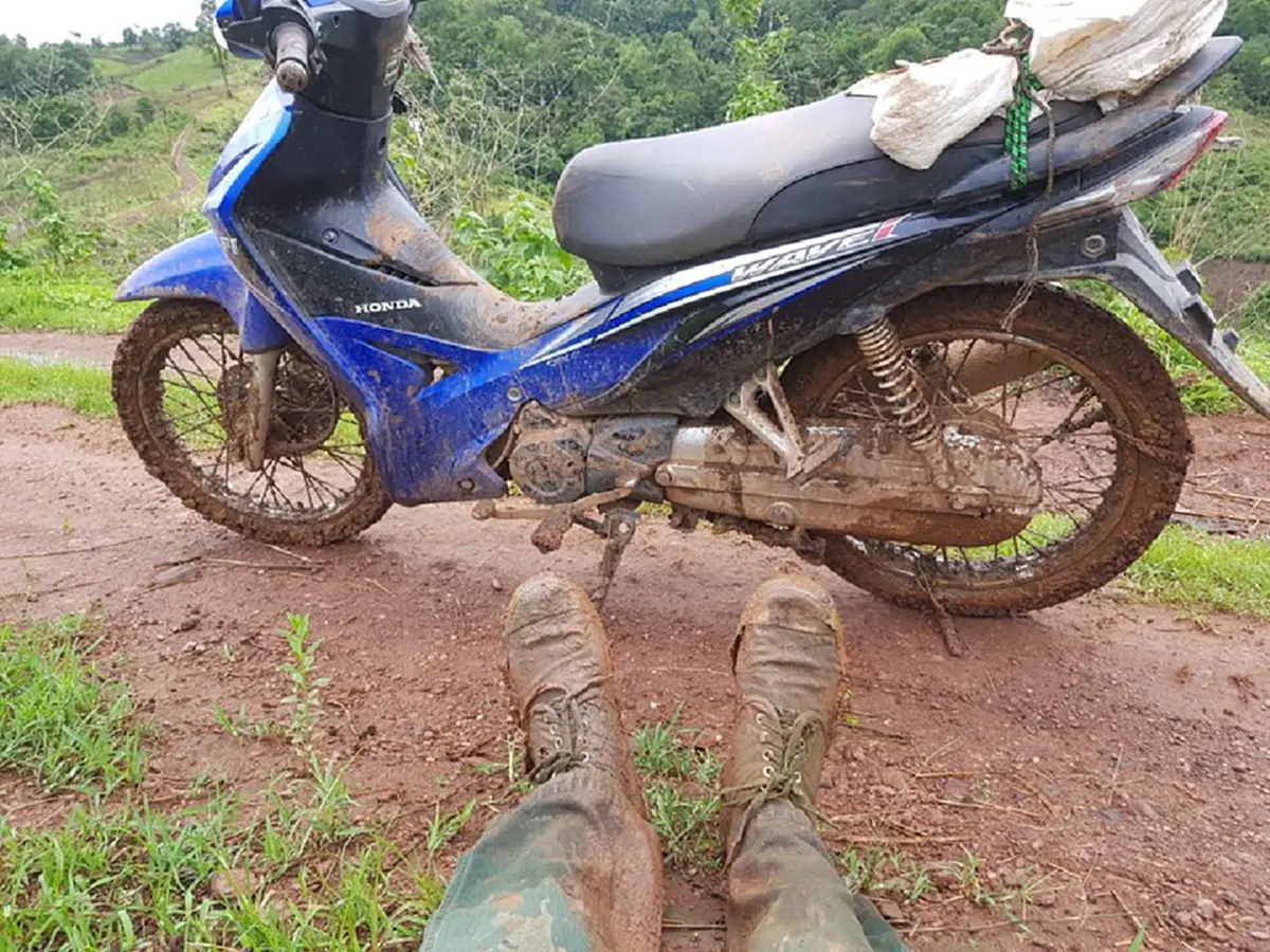 รถขึ้นไม่ไหวก็ต้องแบก!! อาหารกลางวันของเด็กๆ จะลำบากแค่ไหนถ้าใจสู้ ...ขอกราบหัวใจครูบ้านนอก ขอบคุณความเสียสละที่ยิ่งใหญ่!