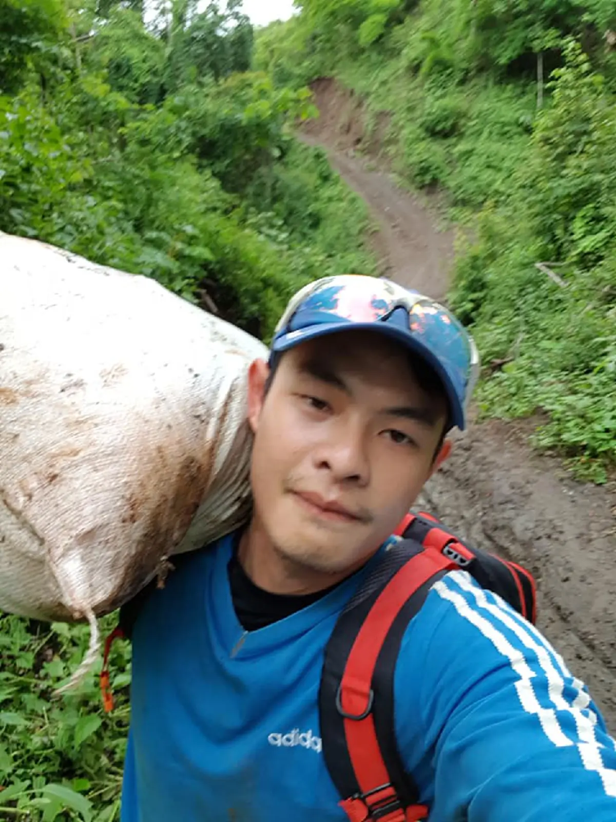 รถขึ้นไม่ไหวก็ต้องแบก!! อาหารกลางวันของเด็กๆ จะลำบากแค่ไหนถ้าใจสู้ ...ขอกราบหัวใจครูบ้านนอก ขอบคุณความเสียสละที่ยิ่งใหญ่!