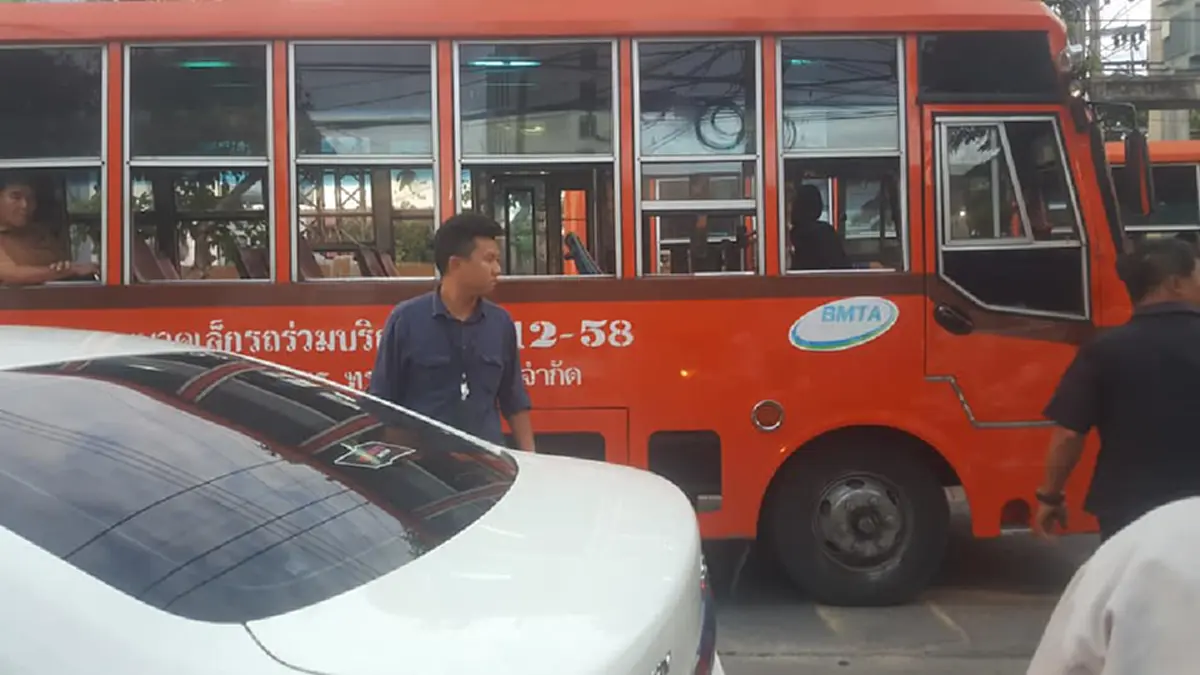 เพศเเม่..มันยังทำได้ลงคอ!! เลวสุดขีด.."2ชายโฉด"คนขับ,กระเป๋า!!รถเมล์สาย12 รุมกระทืบ"ผู้หญิง"กลางถนน!! ดูหน้ามันชัดๆ..ล่าตัวมารับโทษ!! (คลิป)