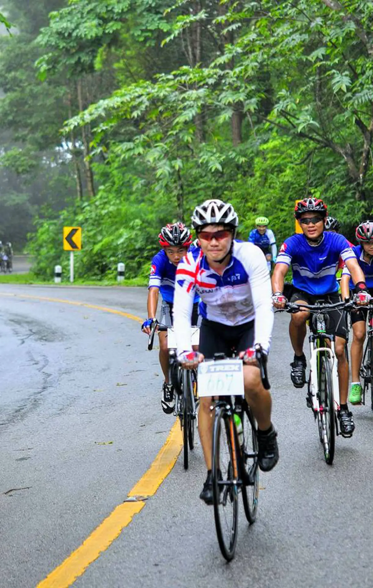 *ฮีโร่ตัวจริง!!! ส่องภาพชีวิต "โค้ชเอก" ผู้อยู่เบื้องหลังและเคียงข้าง "ทีมหมูป่า" ที่สละได้ทุกอย่าง เพื่อให้น้องรอด!!!