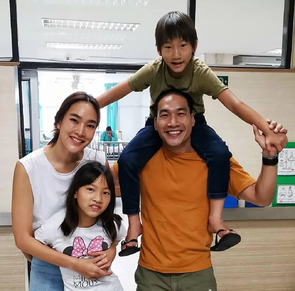 ตุ๊ก บ๊วย จูงมือทำบุญวันเกิดลูก บรรยากาศอบอุ่น