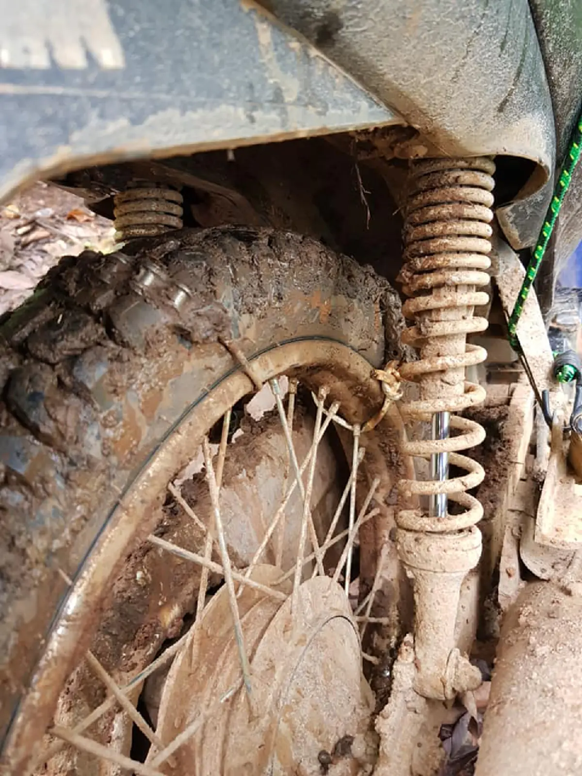 รถขึ้นไม่ไหวก็ต้องแบก!! อาหารกลางวันของเด็กๆ จะลำบากแค่ไหนถ้าใจสู้ ...ขอกราบหัวใจครูบ้านนอก ขอบคุณความเสียสละที่ยิ่งใหญ่!