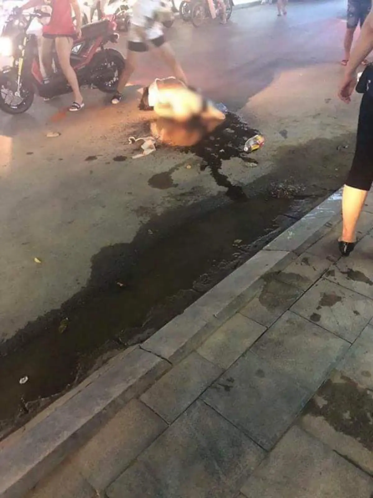 โหดเหี้ยมเกินมนุษย์ !! เผยภาพล่าสุด "กิ๊กสาว" หลังโดน "ภรรยาหลวง" ราดน้ำปลาโรยพริกป่น แผลเต็มตัว สภาพเละไม่เหลือชิ้นดี !! (ชมภาพ)