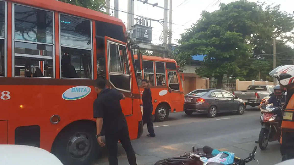 เพศเเม่..มันยังทำได้ลงคอ!! เลวสุดขีด.."2ชายโฉด"คนขับ,กระเป๋า!!รถเมล์สาย12 รุมกระทืบ"ผู้หญิง"กลางถนน!! ดูหน้ามันชัดๆ..ล่าตัวมารับโทษ!! (คลิป)