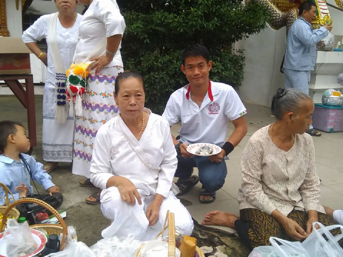 *ฮีโร่ตัวจริง!!! ส่องภาพชีวิต "โค้ชเอก" ผู้อยู่เบื้องหลังและเคียงข้าง "ทีมหมูป่า" ที่สละได้ทุกอย่าง เพื่อให้น้องรอด!!!