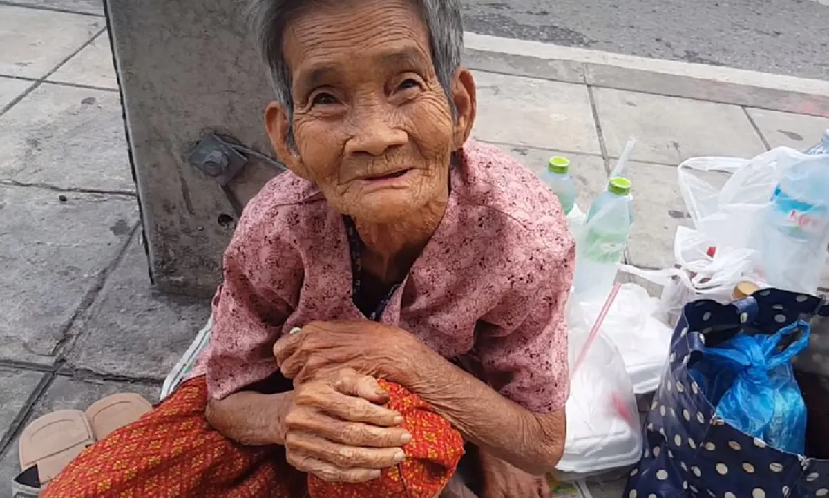 น้ำใจคนไทย..ไม่ทิ้งกัน!! "คุณตา-คุณยาย"สุดดีใจ..พลังน้ำใจชาวไทย ช่วยเหลือล้นหลาม วันนี้!!ตา-ยายอยู่ขายกระปุก"สาทร12"ถึงเที่ยงวัน(รายละเอียด)