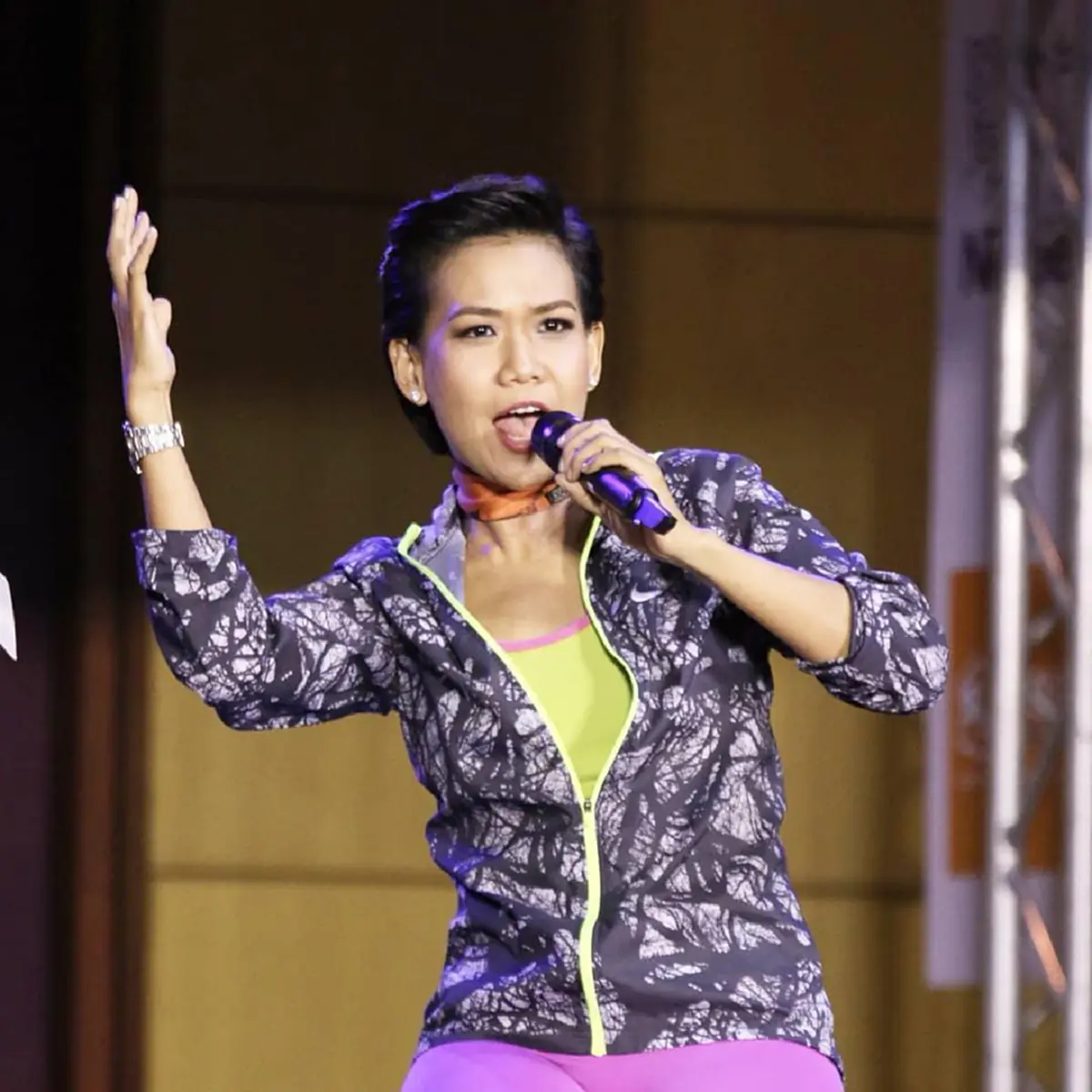 แฟนคลับแห่ชื่นชม! พิธีกรชื่อดัง "กาละแมร์ พัชรศรี" ซื้อรถให้พ่อแม่คนละคัน ! (ชมภาพ)