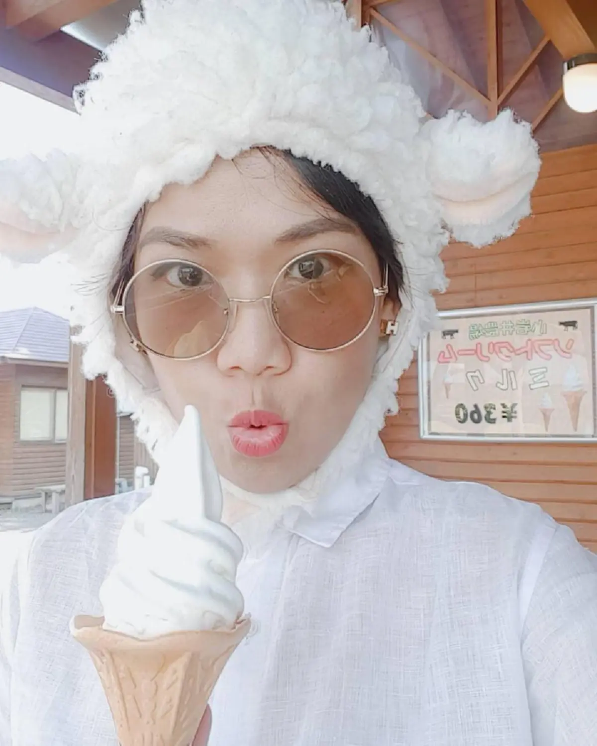 แฟนคลับแห่ชื่นชม! พิธีกรชื่อดัง "กาละแมร์ พัชรศรี" ซื้อรถให้พ่อแม่คนละคัน ! (ชมภาพ)