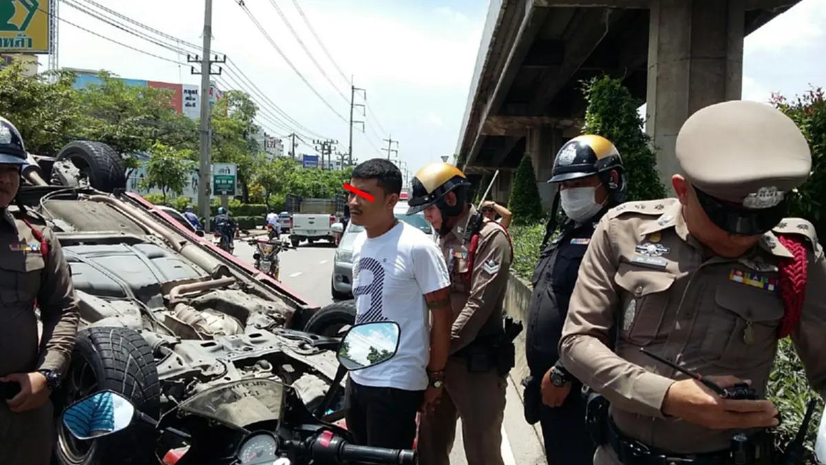 ชายวัยรุ่น ขับรถแหกด่าน ตรวจเจอซุกยาเสพติด (คลิป)