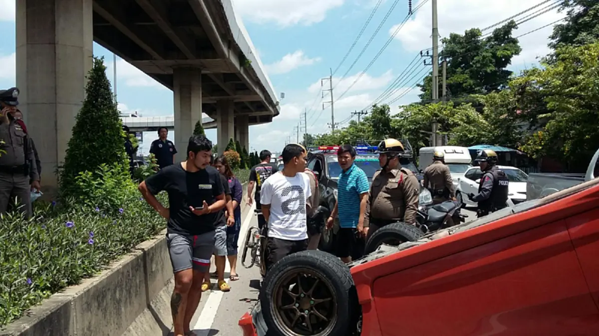 ชายวัยรุ่น ขับรถแหกด่าน ตรวจเจอซุกยาเสพติด (คลิป)