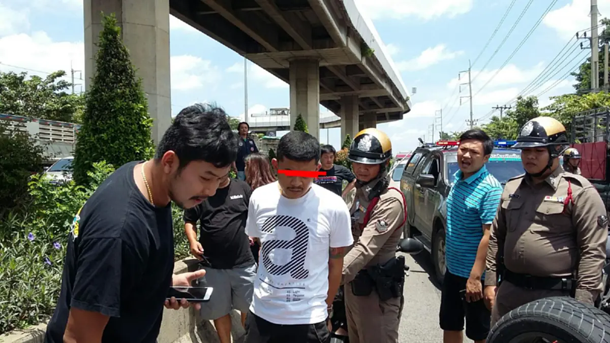 ชายวัยรุ่น ขับรถแหกด่าน ตรวจเจอซุกยาเสพติด (คลิป)