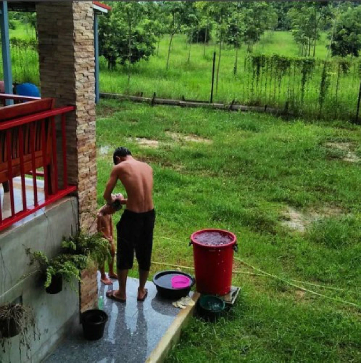 ไม่จำเป็นต้องหรู ก็อยู่ได้ !! ส่องวิถีชีวิตนอกจอ และวิธีการสอนลูกของพระเอกหนุ่ม ลูก 2  ยึดหลักเศรษฐกิจพอเพียง !! (ชมภาพ) 