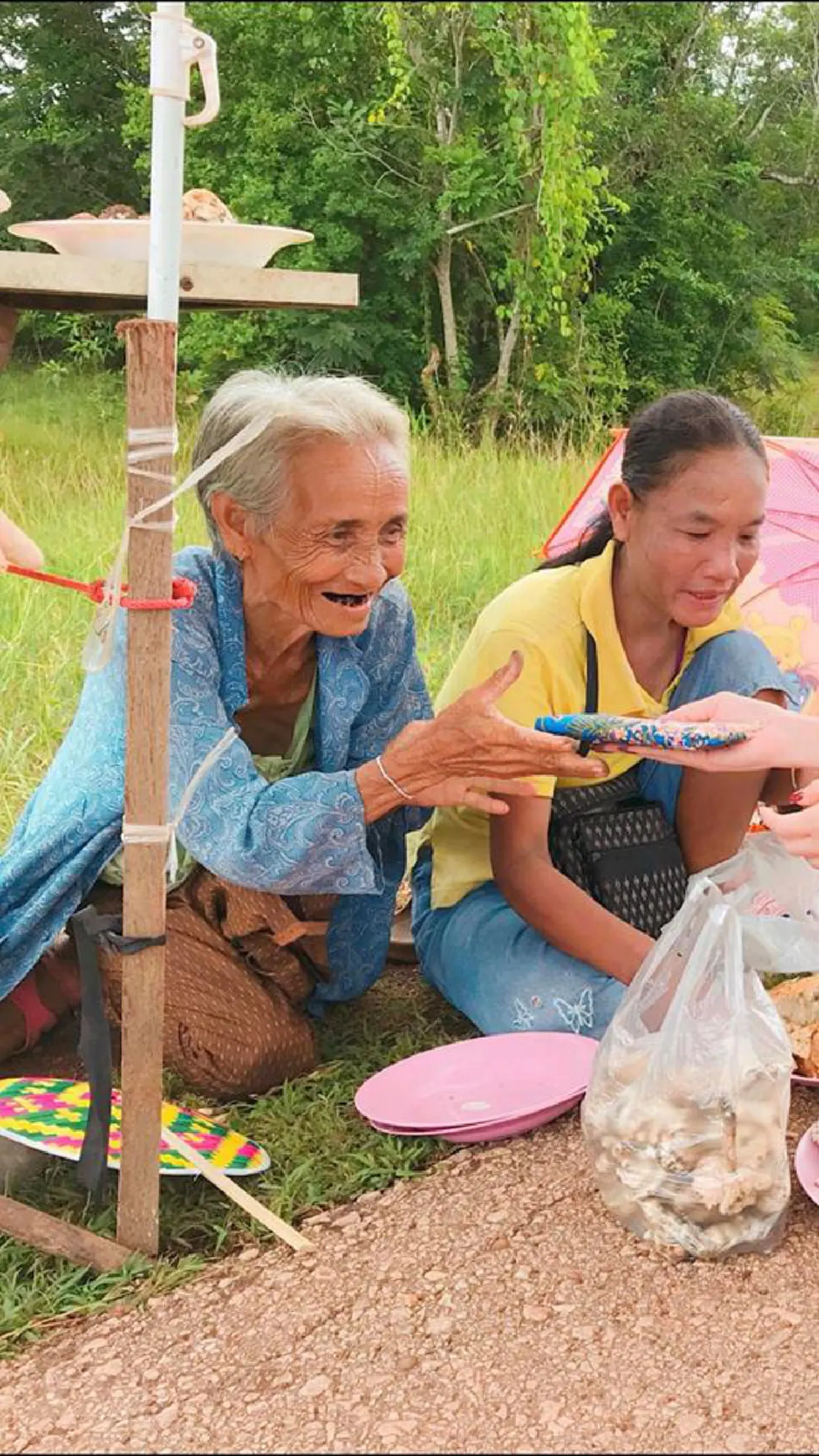 ขายตรงนี้จะมีคนซื้อหรอ!!สาวขับรถผ่าน เห็นหญิงชราผมขาว นั่งขายผักอยู่ริมทาง ตัดสินใจวกรถกลับเห็นแววตาที่มีความหวัง เอาไว้ใส่เงินล้านนะคะ