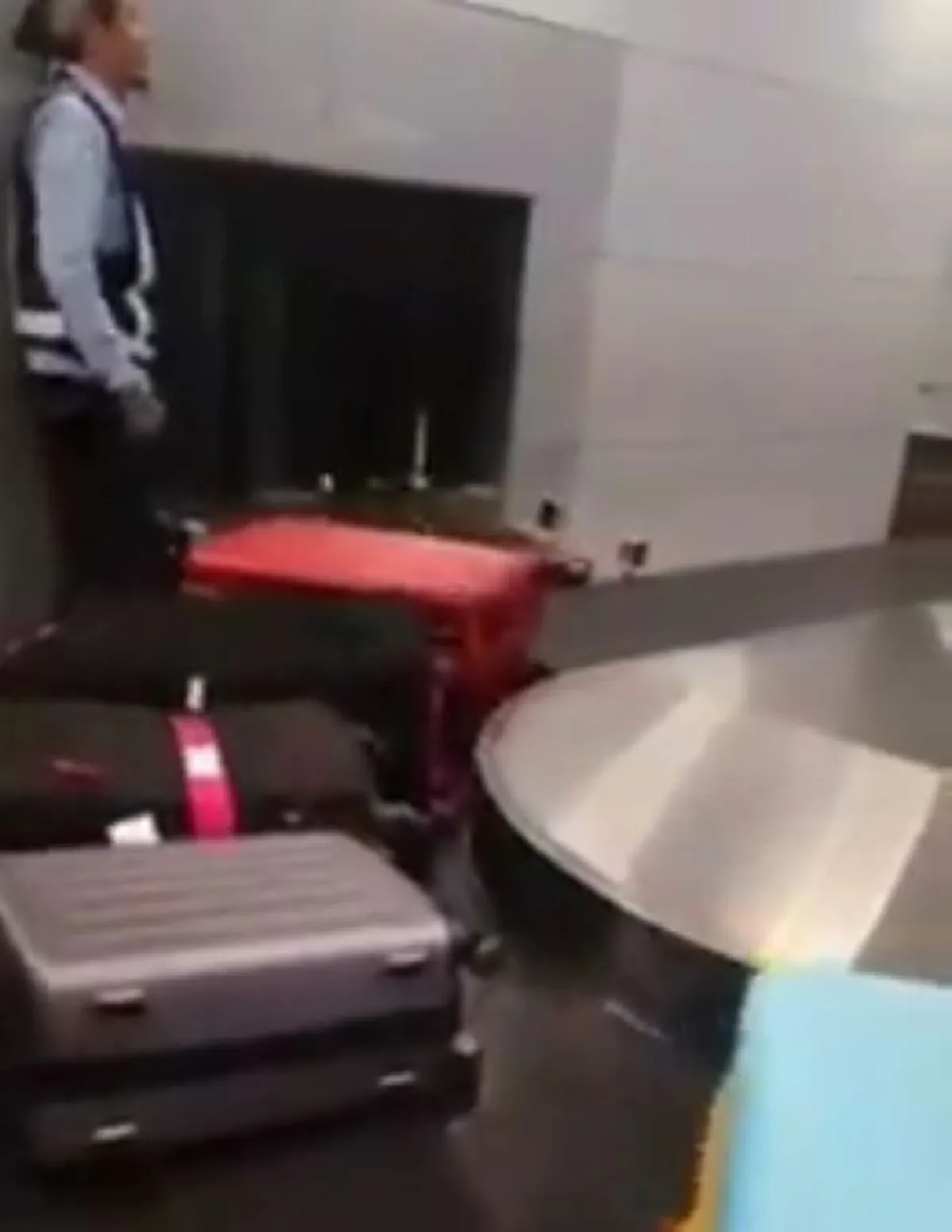 ภาพนี้น้อยคนจะเคยเห็น!! ผดส. แอบถ่าย  "พนักงานขนสัมภาระเครื่องบิน" ก้มๆ เงยๆ จัดเรียงกระเป๋าช็อตนี้ต้องชม ยกให้ทั้งหัวใจ (คลิป)