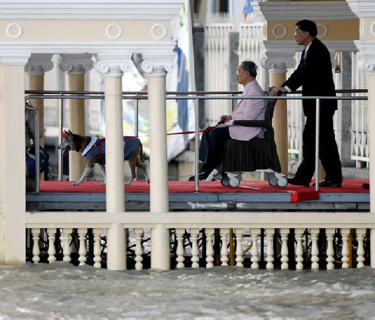 ซาบซึ้งจนบรรยายไม่หมด! เมื่อทันตแพทย์ทูลทัดทานไม่สำเร็จ!!! เหตุที่ทรงอดทนต่ออาการปวดพระทนต์ ที่หักเฉียดพระประสาท... น้ำตาไม่เคยหยุดไหล!!!