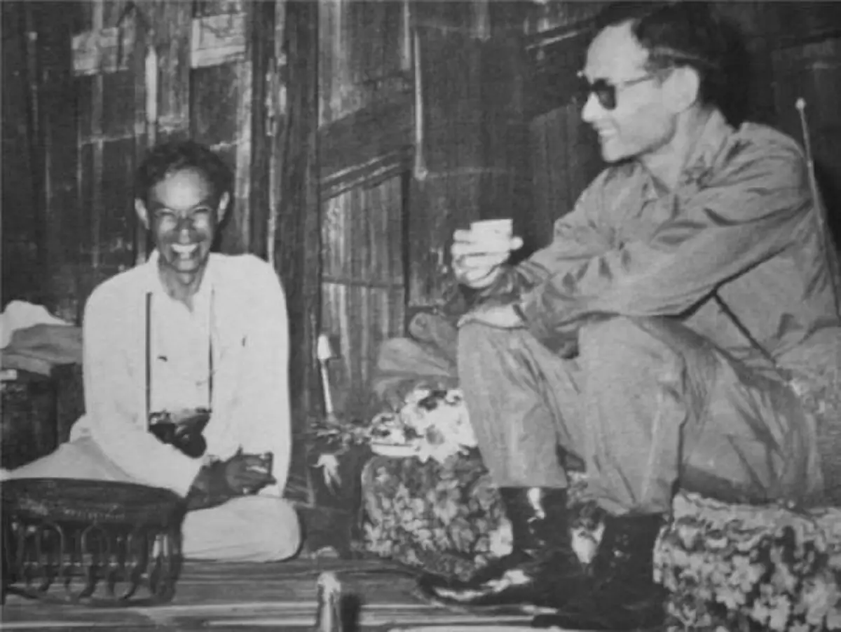 แชร์เก็บไว้ในความทรงจำ ภาพพระบรมฉายาลักษณ์ของ "ในหลวงรัชกาลที่๙" ที่หาดูได้ยาก (ภาพชุด)