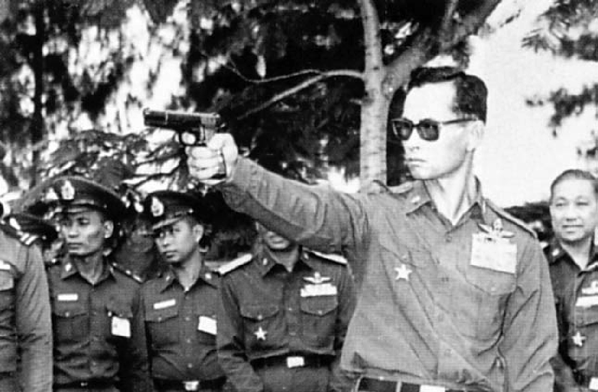 ธ ทรงเป็น จอมทัพไทย!! อีกหนึ่งพระปรีชาสามารถของ "ในหลวง ร.9 - สมเด็จพระราชินีฯ" ด้านทรงพระแสงปืน ที่คนรุ่นหลังไม่เคยได้เห็น (ภาพ)