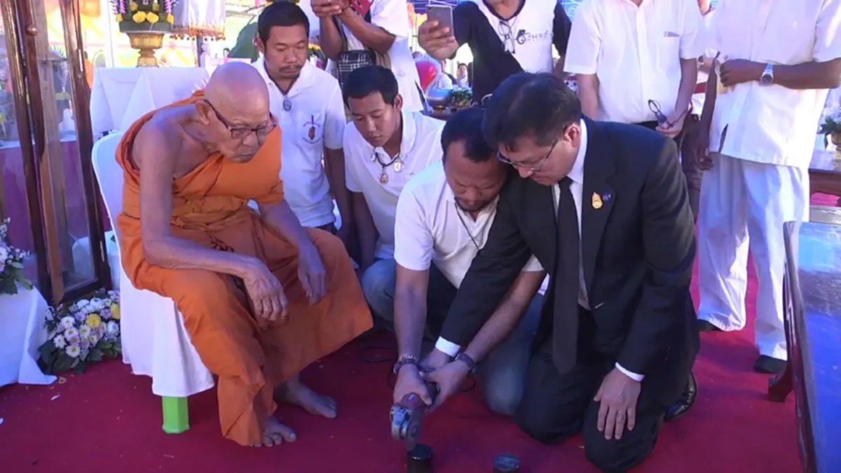 แตกฮือ ทั้งวัด!! "หลวงปู่เฮง" เกจิดังอีสาน ทำพิธีปลุกเสกเหรียญ จู่ๆเลขโผล่บาตรน้ำมนต์ 3 ตัว เต็มๆตา โร่แทงหวยด่วน!!