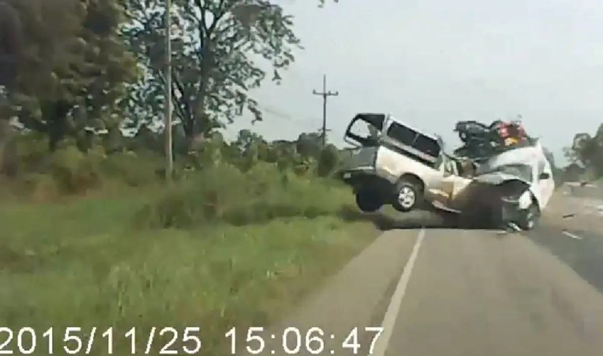 หัวใจจะวาย อุบัติเหตุสุดระทึก"กระบะ"ประสานงา"รถขนมอไซค์" คนนั่งท้ายร่างกระเด็น เลนสวนกันยังขับเเซง ประมาทสุดๆ (คลิป)