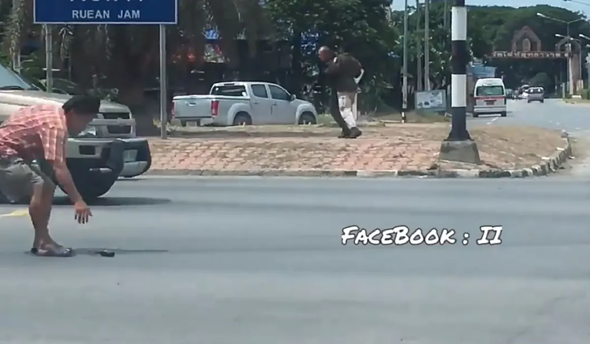 อ่วมเเน่ๆงานนี้!! "ชายเมายาบ้า" เเหกด่าน คลั่งหนักไล่ชก"ตำรวจ"เละ..สุดเดือด หมวกกระเด็น!! ดูชื่อเเยก..พอจะรู้อนาคตเลย?!! (คลิปชัดๆ)