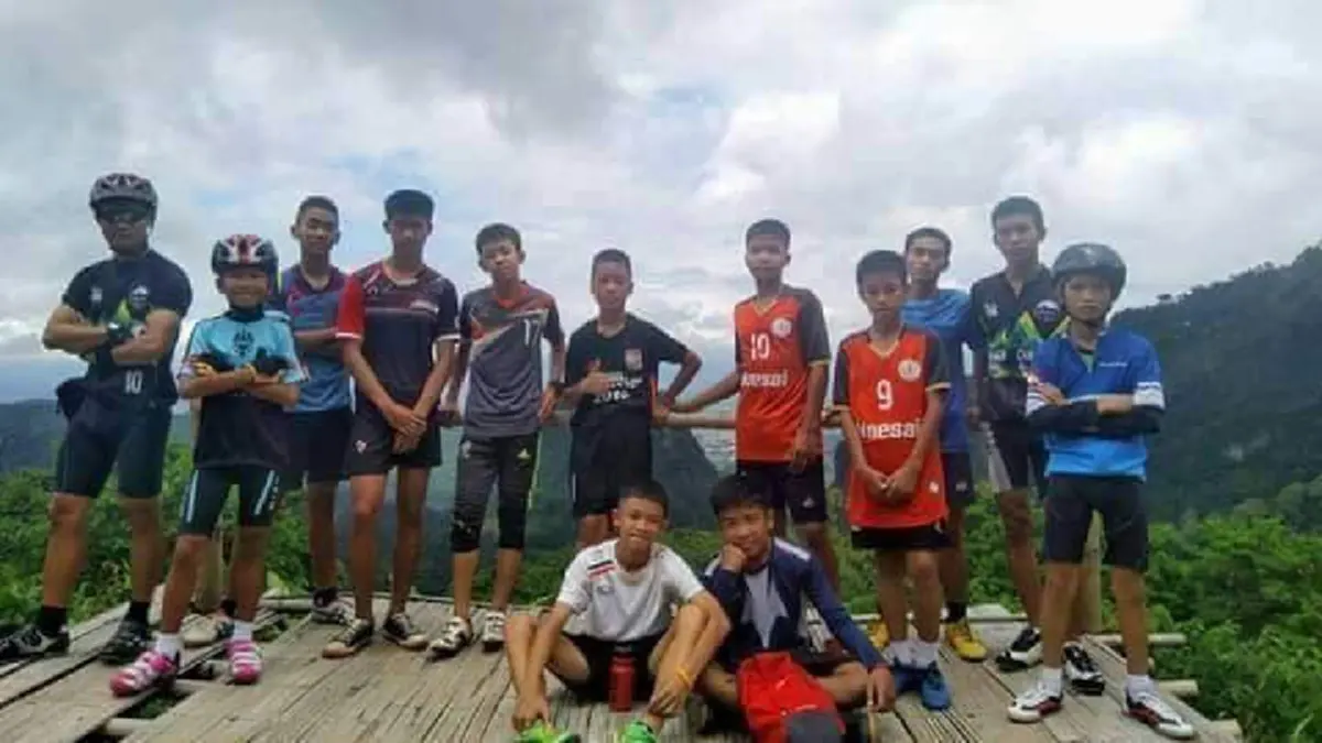 เปิดภาพล่าสุด! "โค้ชเอก" จากทีมหมูป่า หลังค้นพบเจอใน "ถ้้ำหลวง" นานกว่า 10 วัน !!! (รายละเอียด)