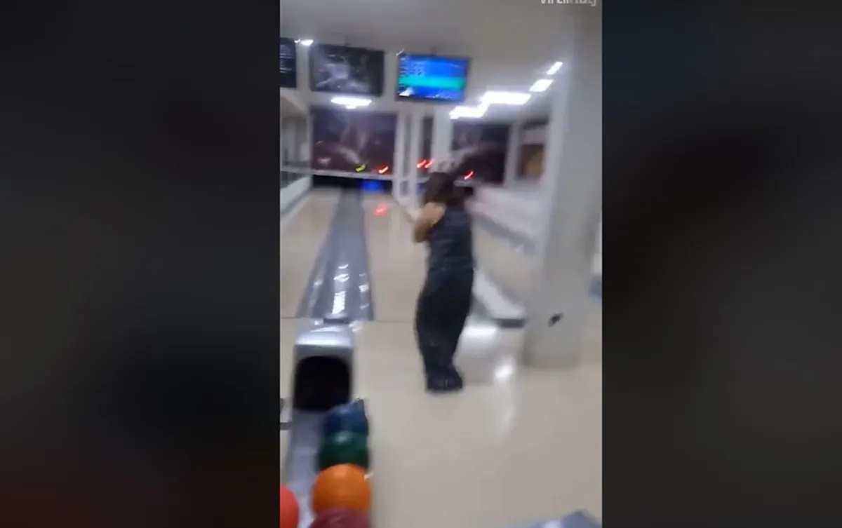 หนึ่งเดียวในโลก!! "หญิงสาว" โชว์ลีลาการโยน"โบว์ลิ่ง"ขั้นเทพ..สั้นๆเอาไปเลย2คำ.."เเม่นมาก"!!! (ชมคลิป)