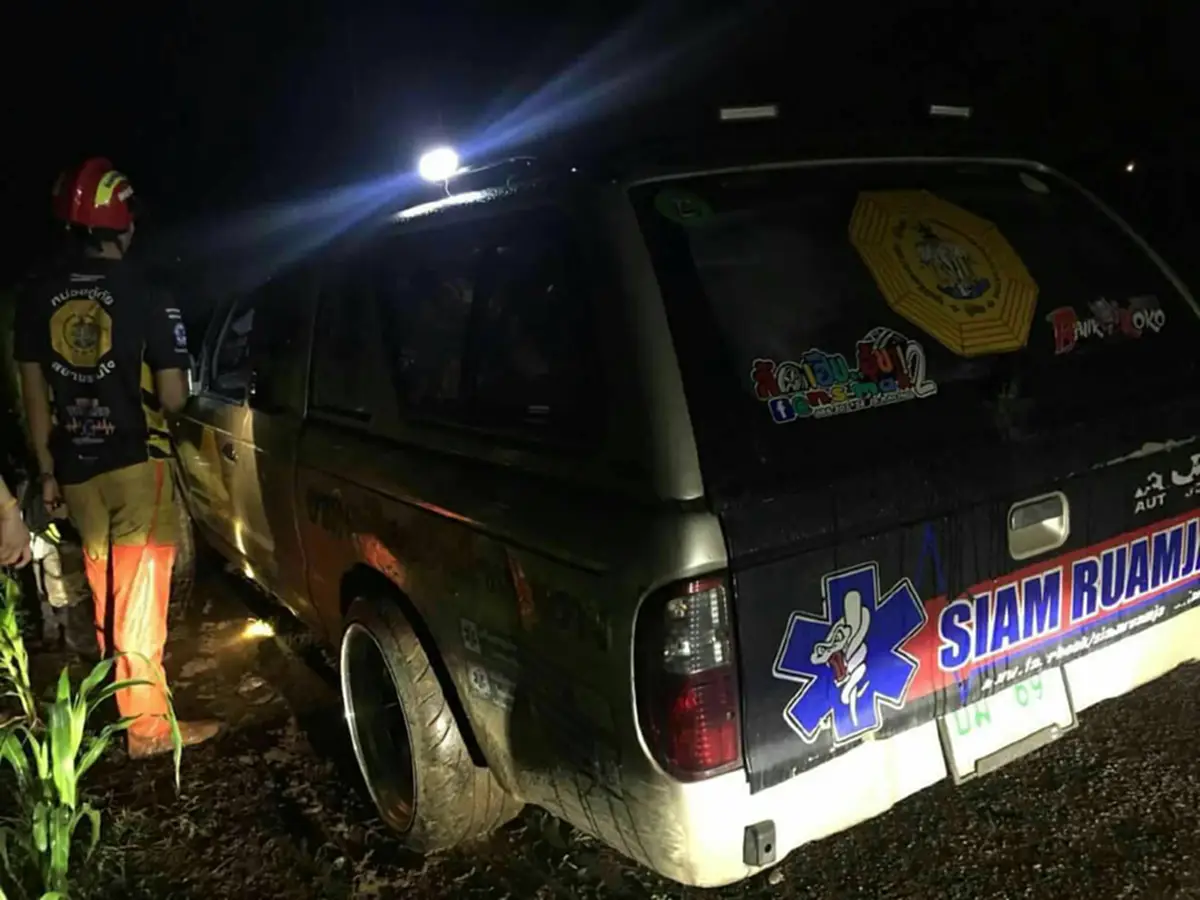 จิตใจทำด้วยอะไร? เลว! มือดีสุดโฉด ทุบกระจกรถกู้ชีพช่วย "เด็ก13ชีวิต" เพื่อปล้นทรัพย์สิน เวลาแบบนี้ยังทำได้ลงคอ!!? (ชมภาพ)