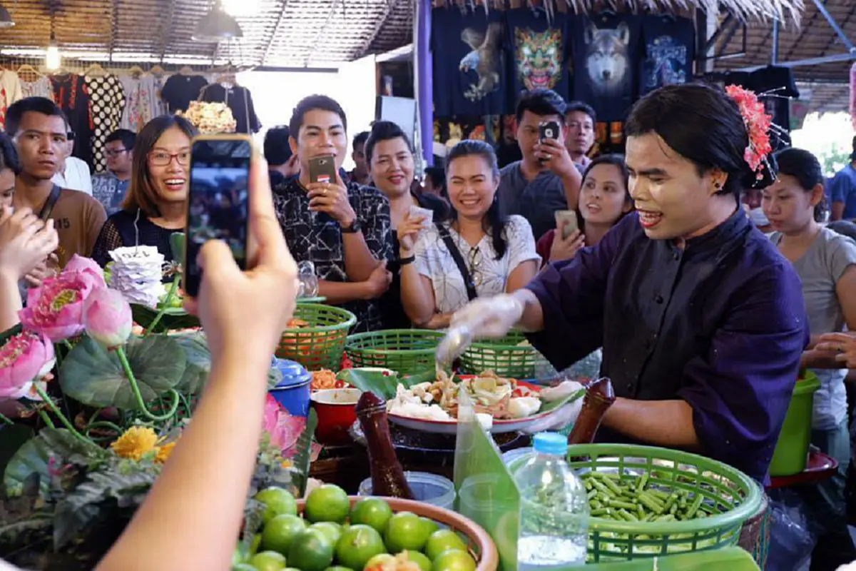 *สุดฮือฮา! เปิดภาพ "เจ๊ต๊อกแต๊ก" แม่ค้าส้มตำชื่อดัง ในชุดทำงาน "ข้าราชการ" (ชมคลิป)