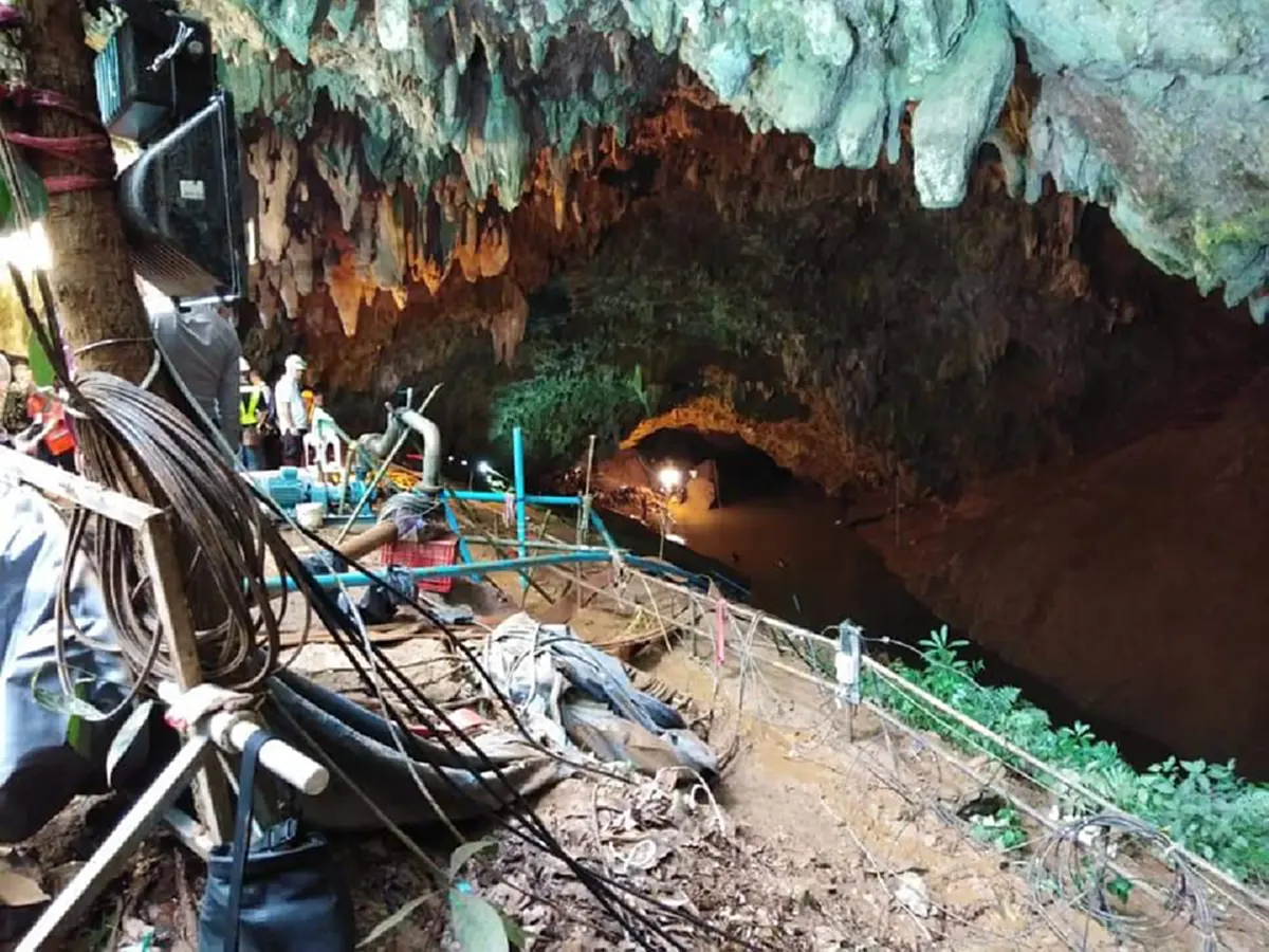 เหนือถ้ำหลวง ฝั่งขวา!! พล.ต.อ.จักรทิพย์ ส่ง จนท. ติดกล้องโรยตัวลงโพรงอากาศ ก่อนเตรียมแผนช่วยเหลือทีมหมูป่า (คลิป)