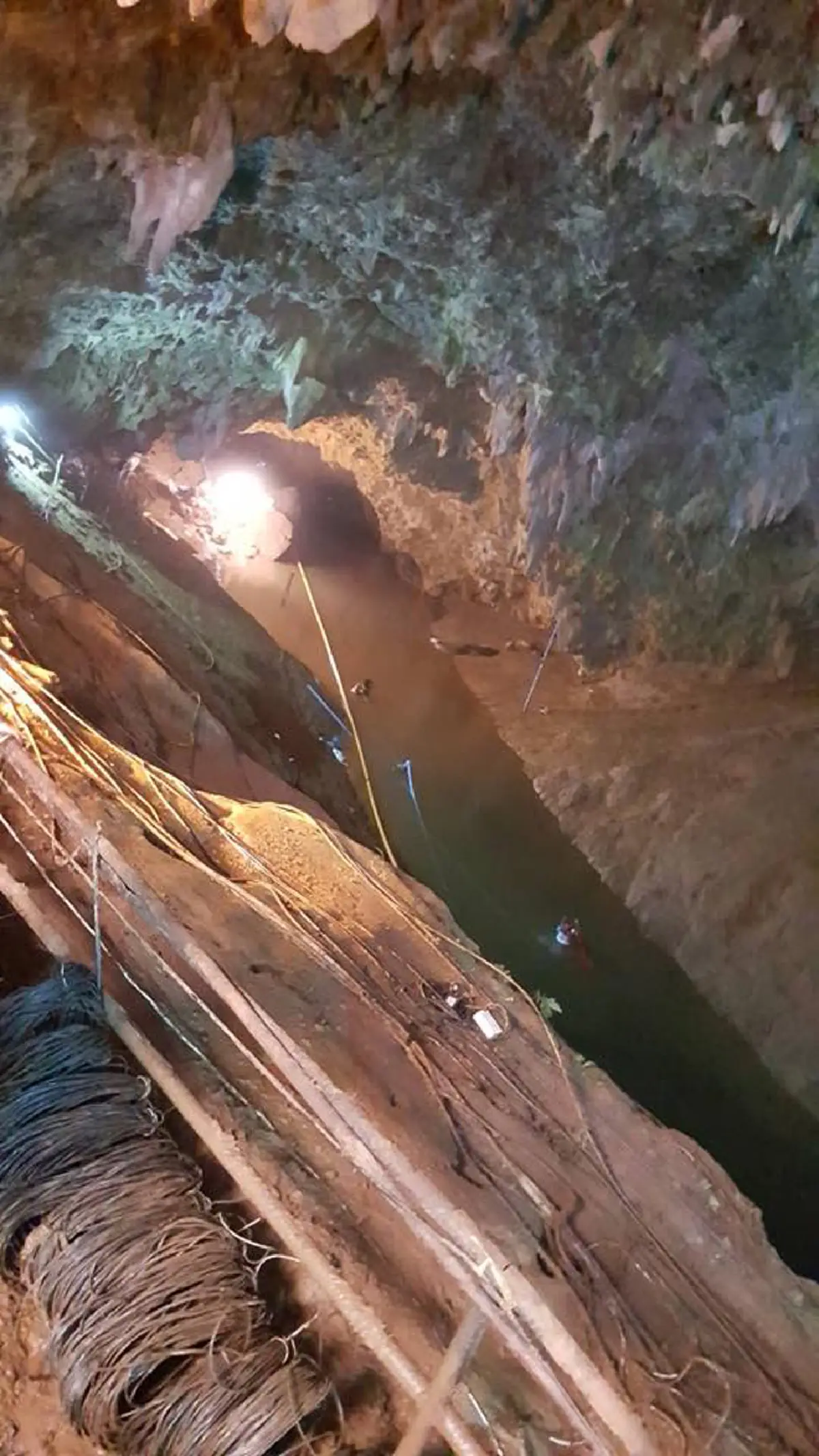 ท่อน้ำใจ!! ผู้เชี่ยวชาญเผย ใช้ความรู้ฟิสิกส์พื้นฐาน กาลักน้ำ ถ่ายน้ำออกจากถ้ำโดยไม่ใช้ไฟฟ้า ภารกิจคล่องขึ้นแล้วเจอกันครับ น้องๆ (คลิป)