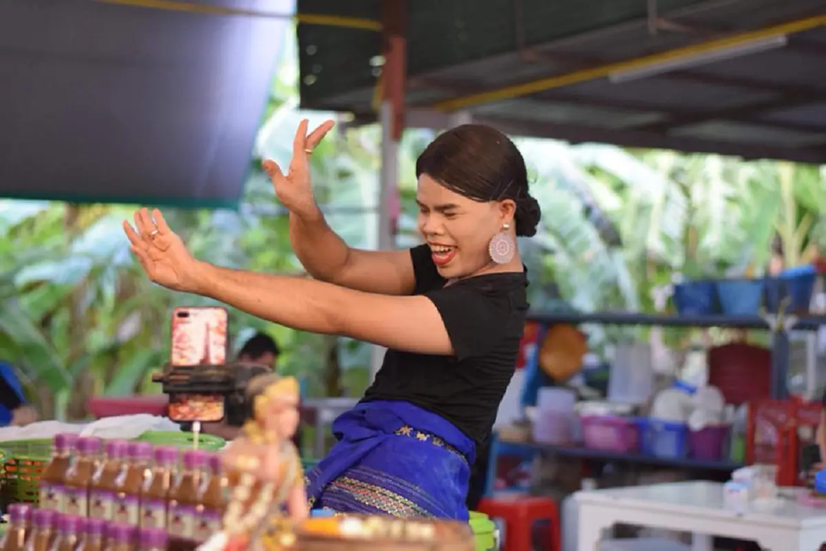 *สุดฮือฮา! เปิดภาพ "เจ๊ต๊อกแต๊ก" แม่ค้าส้มตำชื่อดัง ในชุดทำงาน "ข้าราชการ" (ชมคลิป)