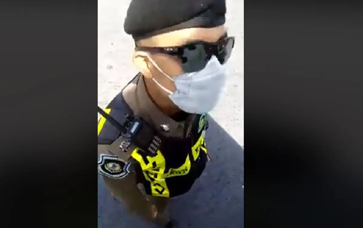 เดินหนีเเทบไม่ทัน?!! "ตร."ยืนดักโบก" รถบรรทุก"เส้นบางปะอิน..โวยวายเเหลกจะเอาผิดให้ได้?!! เจอคนจริงเถียงสู้ขาดใจ??กฏหมายเเน่น!! (คลิป)