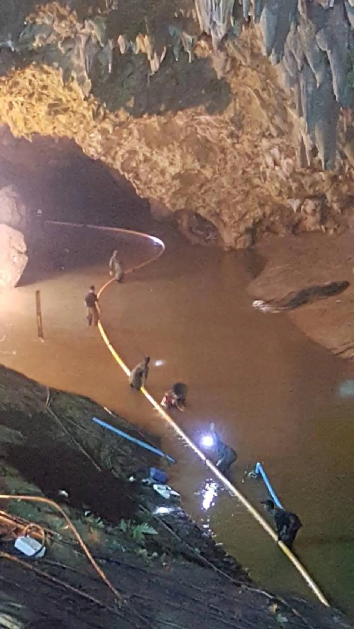 ท่อน้ำใจ!! ผู้เชี่ยวชาญเผย ใช้ความรู้ฟิสิกส์พื้นฐาน กาลักน้ำ ถ่ายน้ำออกจากถ้ำโดยไม่ใช้ไฟฟ้า ภารกิจคล่องขึ้นแล้วเจอกันครับ น้องๆ (คลิป)