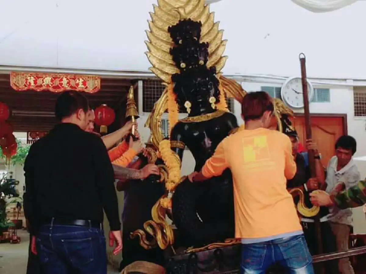 ไม่ธรรมดา!! เปิดกรุผ้ายันต์ "เจ้าคุณธงชัย"ก่อนปลีกวิเวก!! รุ่นเลสเตอร์ "แพ้ไม่เป็น" แรงสุดๆผืน2หมื่น!! - ดังทั่วโลกเขียนยันต์ให้ "ทรัมป์"!!