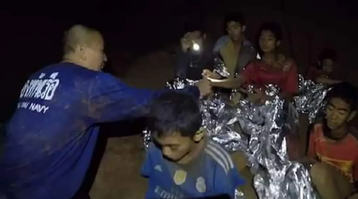 สาธุ!! ดูกันชัดๆพระผงของดีจาก"ครูบาบุญชุ่ม"เเจกให้ทัพผู้สื่อข่าว...หลังเดินทางมาทำพิธีเปิดถ้ำเป็นรอบที่3 ส่งผลบุญให้เด็กๆหมูป่า (ชมคลิป,ภาพ)