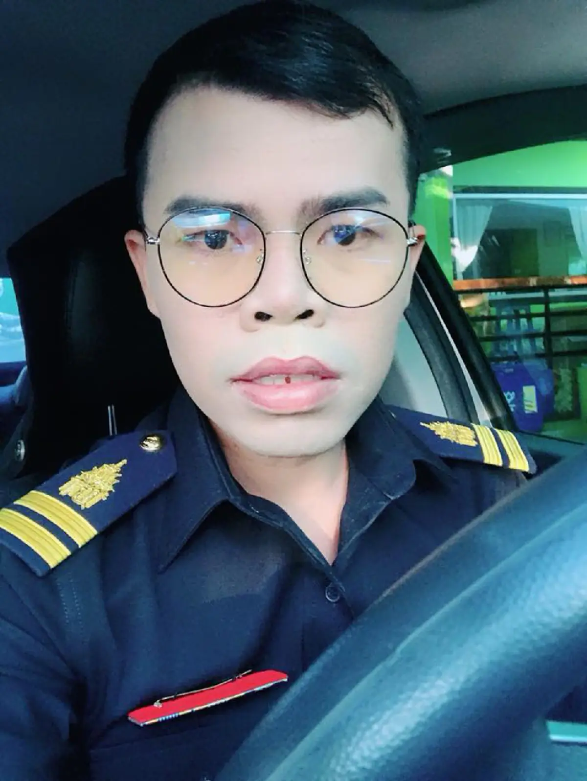 *สุดฮือฮา! เปิดภาพ "เจ๊ต๊อกแต๊ก" แม่ค้าส้มตำชื่อดัง ในชุดทำงาน "ข้าราชการ" (ชมคลิป)