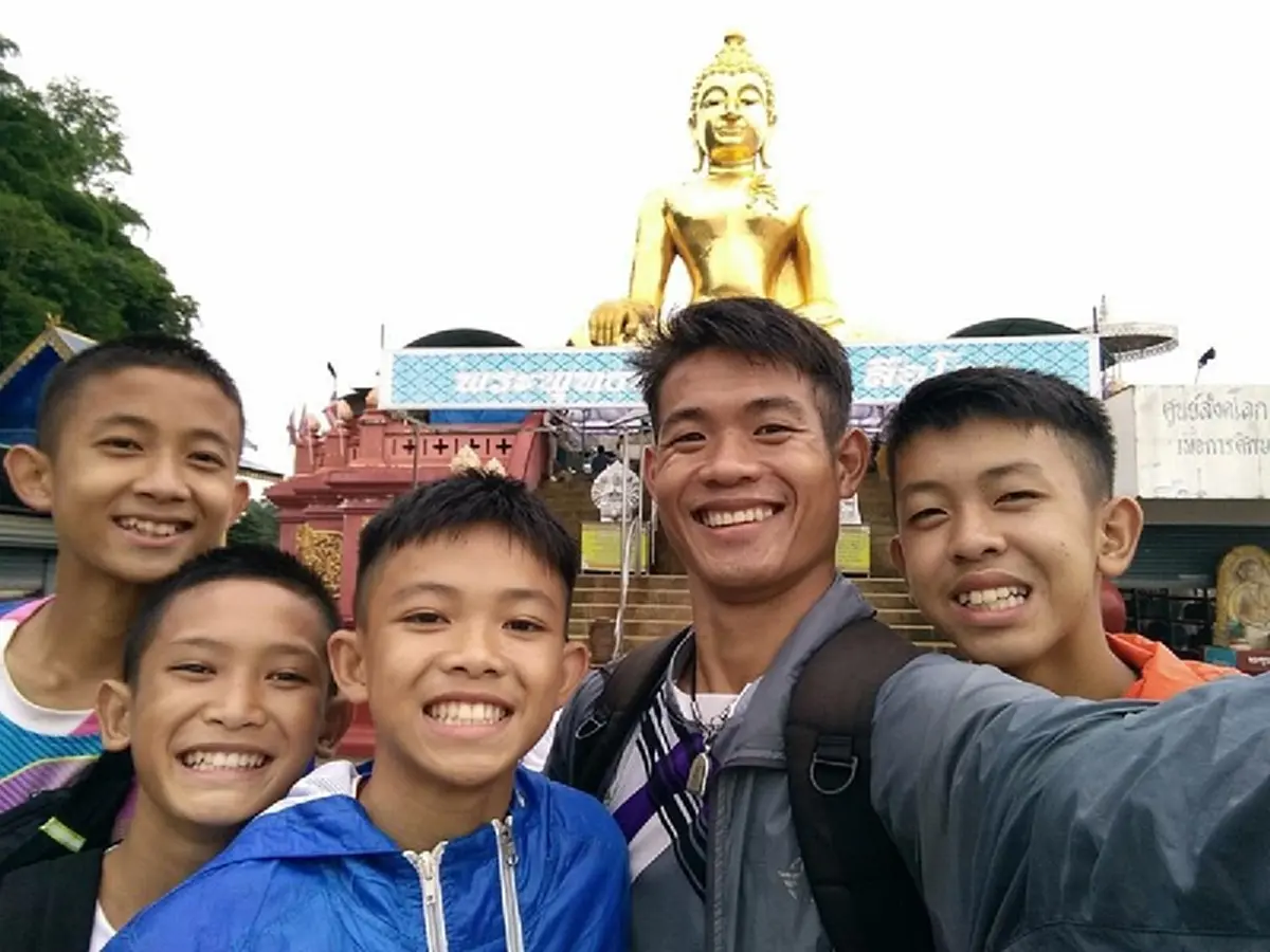 คนไทยส่งกำลังใจให้!! เรื่องเล่า"หน่วยซีล"ภาพเเรกที่เจอ เด็กๆหมูป่า!!ทุกชีวิตรอดปลอดภัยในถ้ำไม่ใช่เรื่องบังเอิญ??"โค้ชเอก"ผู้นำ,เสียสละ(คลิป)